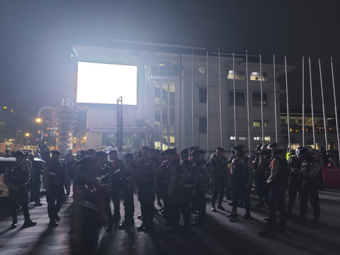 Polrestabes Bandung bersama Satpol PP Kota Bandung melakukan patroli aturan jam malam, di Jalan Braga, Bandung, Jawa Barat, Selasa (3/6/2025). Foto: Alya Zahra/kumparan