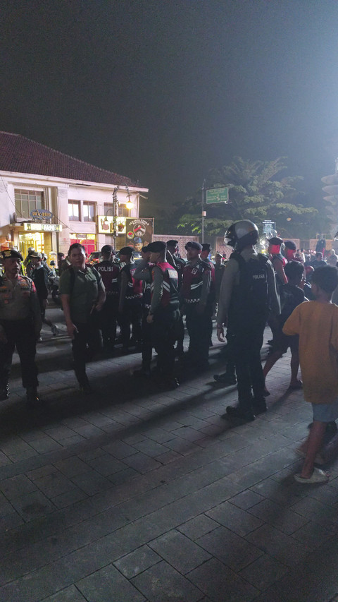 Polrestabes Bandung bersama Satpol PP Kota Bandung melakukan patroli aturan jam malam, di Jalan Braga, Bandung, Jawa Barat, Selasa (3/6/2025). Foto: Alya Zahra/kumparan
