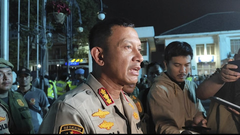Kapolrestabes Bandung Kombes Pol Budi Sartono memberikan sosialiasi atas aturan jam malam, di Jalan Braga, Kota Bandung, Jawa... </div>
<div class=