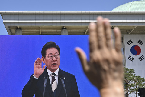 Presiden Korea Selatan Lee Jae-myung mengucapkan sumpahnya dalam upacara pelantikannya di Majelis Nasional, Seoul, Korea Selatan, Rabu (4/6/2025). Foto: Pedro Pardo/AFP