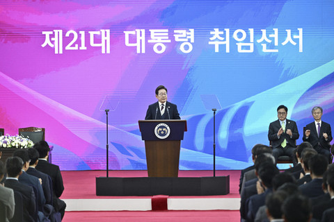 Presiden Korea Selatan Lee Jae-myung mengucapkan sumpahnya dalam upacara pelantikannya di Majelis Nasional, Seoul, Korea Selatan, Rabu (4/6/2025). Foto: Anthony Wallace/AFP