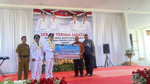 Direktur Utama Bank Sumsel Babel, Achmad Syamsudin, didampingi Pemimpin Cabang BSB Muntok, Dedy Zulkarnain, menyerahkan secara simbolis dukungan pembangunan Taman Komunitas. (ist)