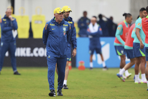 Pelatih Timnas Brasil Carlo Ancelotti menyaksikan anak asuhannya saat memimpin sesi latihan di Joaquim Grava, Sao Paulo, Brasil, Selasa (3/6/2025). Foto: Jorge Silva/Reuters