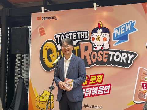 Eunsan Jeong, Presiden Direktur Samyang Foods Indonesia, saat acara peluncuran Samyang ROSE dan Samyang Quattro Cheese. Foto: Salsha Okta Fairuz/kumparan