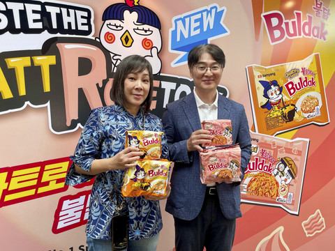 Elny Widjaja, Head of Marketing & Sales Samyang Foods Indonesia dan Eunsan Jeong, Presiden Direktur Samyang Foods Indonesia.  Foto: Salsha Okta Fairuz/kumparan