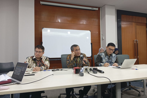 Kepala Departemen Ekonomi & Keuangan Syariah (DEKS) Bank Indonesia Imam Hartono dan Kepala Grup Departemen Ekonomi & Keuangan Syariah (DEKS) Bank Indonesia Dadang Muljawan di Kantor Pusat BI, Rabu (4/6/2025). Foto: Ave Airiza Gunanto/kumparan