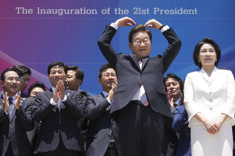 Presiden Korea Selatan terpilih Lee Jae-myung berpose dengan disaksikan istrinya Kim Hye-kyung saat menyapa para warga usai upacara pelantikan di luar Majelis Nasional, Seoul, Korea Selatan, Rabu (4/6/2025). Foto: Lee Jin-Man/Pool/AFP