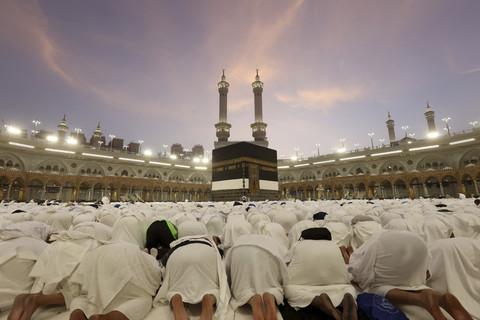 Jemaah Haji dari bebagai negara melasanakan ibadah jelang puncak Haji di Masjidil Haram, Makkah, Arab Saudi, Senin (2/6/2025). Foto: AFP