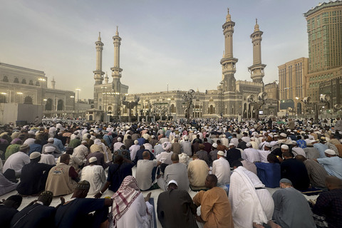 Jemaah Haji dari bebagai negara melasanakan ibadah jelang puncak Haji di Masjidil Haram, Makkah, Arab Saudi, Senin (2/6/2025). Foto: AFP