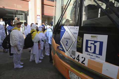 Jamaah calon haji Indonesia antre memasuki bus yang membawa mereka untuk menunaikan wukuf di Arafah, Makkah, Arab Saudi, Rabu (4/6/2025). Foto: Andika Wahyu/ANTARA FOTO