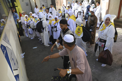 Jamaah calon haji Indonesia antre memasuki bus yang membawa mereka untuk menunaikan wukuf di Arafah, Makkah, Arab Saudi, Rabu (4/6/2025). Foto: Andika Wahyu/ANTARA FOTO