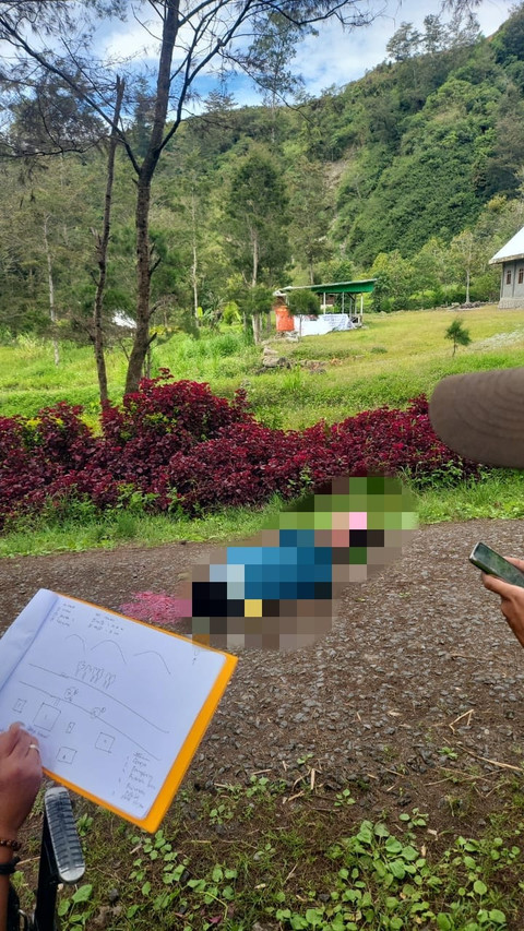 Petugas mengevakuasi dua warga yang tewas ditembak KKB di Papua. Foto: Dok. Istimewa