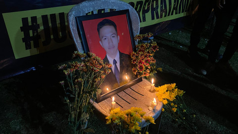 Foto Pratama Wijaya Kusuma saat aksi 1.000 lilin di Unila. | Foto: Sinta Yuliana/Lampung Geh