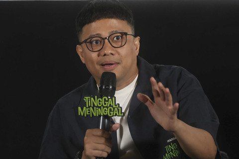 Muhadkly Acho menjawab pertanyaan wartawan saat konferensi pers official trailer dan soundtrack film Tinggal Meninggal di Metropole, Jakarta, Rabu, (4/6/2025). Foto: Agus Apriyanto