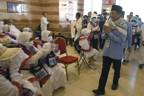 Menteri Agama Nasaruddin Umar menyapa jamaah calon haji Indonesia yang akan menunaikan wukuf di Arafah, Makkah, Arab Saudi, Rabu (4/6/2025). Foto: Andika Wahyu/ANTARA FOTO