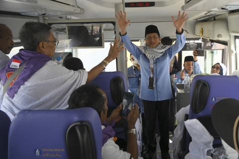 Menteri Agama Nasaruddin Umar menyapa jemaah calon haji Indonesia di dalam bus saat perjalanan untuk menunaikan wukuf di Arafah, Makkah, Arab Saudi, Rabu (4/6/2025). Foto: Andika Wahyu/ANTARA FOTO