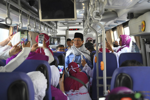 Menteri Agama Nasaruddin Umar (tengah) menyapa jamaah calon haji Indonesia saat perjalanan untuk menunaikan wukuf di Arafah, Makkah, Arab Saudi, Rabu (4/6/2025). Foto: Andika Wahyu/ANTARA FOTO