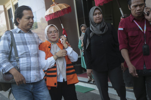 Terdakwa korupsi proyek pembangunan gedung Tempat Evakuasi Sementara (TES) atau Shelter Tsunami Lombok Utara tahun 2014 Aprialely Nirmala (kedua kiri) berjalan keluar usai sidang putusan di Pengadilan Tipikor Mataram, NTB, Rabu (4/6/2025). Foto: Dhimas Budi Pratama/ANTARA FOTO