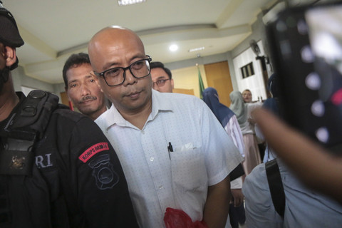 Terdakwa korupsi proyek pembangunan gedung Tempat Evakuasi Sementara (TES) atau Shelter Tsunami Lombok Utara tahun 2014 Agus Herijanto (tengah) meninggalkan ruangan usai sidang putusan di Pengadilan Tipikor Mataram, NTB, Rabu (4/6/2025). Foto: Dhimas Budi Pratama/ANTAR... </div>
<div class=