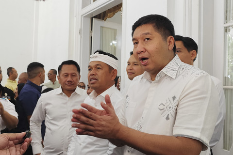 Menteri Perumahan dan Kawasan Permukiman (PKP) Maruarar Sirait (kanan) bersama Gubernur Jawa Barat Dedi Mulyadi menjawab pertanyaan wartawan di Gedung Pakuan, Bandung, Rabu (4/6/2025). Foto: Alya Zahra/kumparan