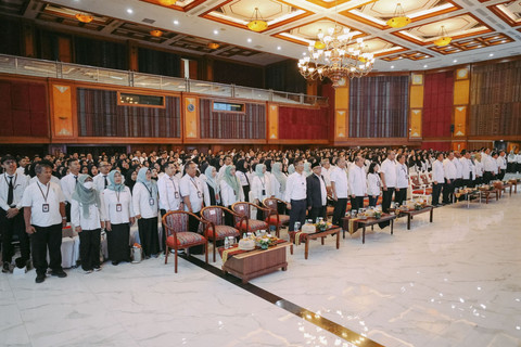 Sekjen Kemensos Kemensos Robben Rico membuka masa orientasi kerja dan menerima Surat Keputusan (SK) CPNS pada Rabu (4/6/2024), di Gedung Aneka Bhakti Kemensos, Jakarta. Foto: Kemensos RI