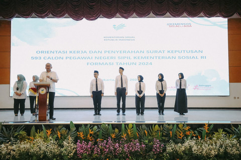 Sekjen Kemensos Kemensos Robben Rico membuka masa orientasi kerja dan menerima Surat Keputusan (SK) CPNS pada Rabu (4/6/2024), di Gedung Aneka Bhakti Kemensos, Jakarta. Foto: Kemensos RI