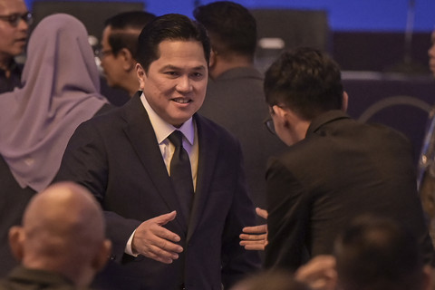 Ketua Umum PSSI Erick Thohir (kedua kanan) bersalaman dengan tamu undangan saat tiba pada Kongres Biasa PSSI 2025 di Hotel The Ritz-Carlton, Jakarta, Rabu (4/6/2025). Foto: Fauzan/ANTARA FOTO