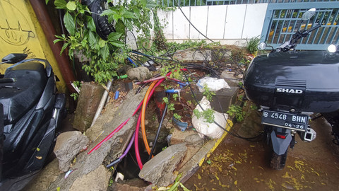 Potret kesemerawutan kabel-kabel tanam yang menyembul dari tanah dan saluran air di Jalan Kuningan Barat Raya, Jakarta Selatan, Rabu (4/6/2025). Foto: Thomas Bosco/kumparan