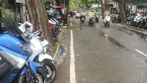 Potret kesemerawutan kabel-kabel tanam yang menyembul dari tanah dan saluran air di Jalan Kuningan Barat Raya, Jakarta Selatan, Rabu (4/6/2025). Foto: Thomas Bosco/kumparan