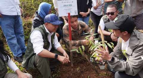 Jerhemy Owen dalam aksi penanaman pohon bersama para relawan di Kampung Cibulao. Foto: Istimewa