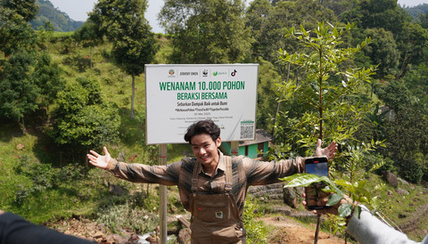 Jerhemy Owen dalam aksi penanaman pohon bersama para relawan di Kampung Cibulao. Foto: Istimewa
