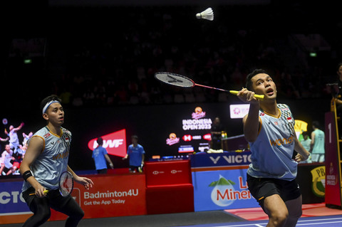 Pebulu tangkis ganda putra Indonesia Fajar Alfian dan Muhammad Rian Ardianto mengembalikan kok ke arah lawan pada babak 32 besar Kapal Api Indonesia Open 2025 di Istora Senayan, Gelora Bung Karno, Jakarta, Rabu (4/6/2025). Foto: Rivan Awal Lingga/ANTARA FOTO
