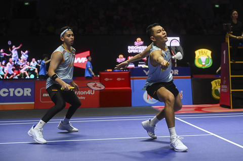 Pebulu tangkis ganda putra Indonesia Fajar Alfian dan Muhammad Rian Ardianto mengembalikan kok ke arah lawan pada babak 32 besar Kapal Api Indonesia Open 2025 di Istora Senayan, Gelora Bung Karno, Jakarta, Rabu (4/6/2025). Foto: Rivan Awal Lingga/ANTARA FOTO