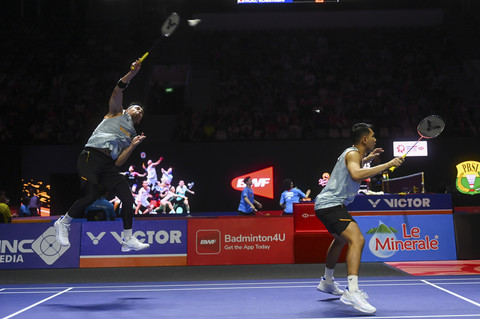 Pebulu tangkis ganda putra Indonesia Fajar Alfian dan Muhammad Rian Ardianto mengembalikan kok ke arah lawan pada babak 32 besar Kapal Api Indonesia Open 2025 di Istora Senayan, Gelora Bung Karno, Jakarta, Rabu (4/6/2025). Foto: Rivan Awal Lingga/ANTARA FOTO