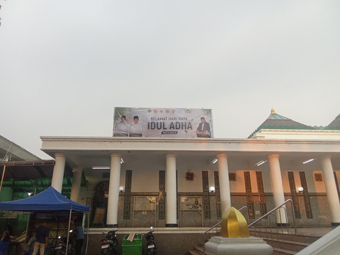 Suasana persiapan Masjid Agung Palembang dalam menyambut Hari Raya Idul Adha/Anyelir.