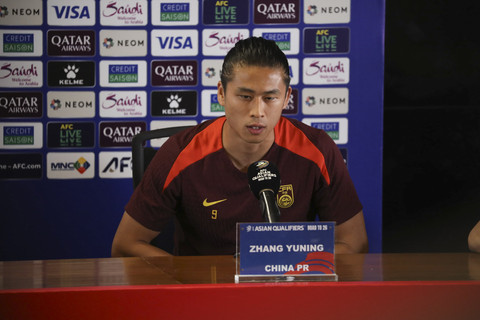 Pemain China Zhang Yuning saat gelar konfrensi pers jelang menghadapi timnas Indonesia dalam laga lanjutan ronde 3 kualifikasi Piala Dunia 2026 di Stadion Utama GBK, Rabu (4/6/2025). Foto: Aditia Noviansyah/kumparan