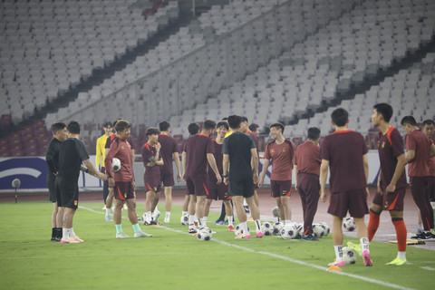 Sejumlah pemain Timnas China menggelar latihan jelang hadapi timnas Indonesia dalam laga lanjutan ronde 3 kualifikasi Piala Dunia 2026 di Stadion Utama GBK, Rabu (4/6/2025). Foto: Aditia Noviansyah/kumparan