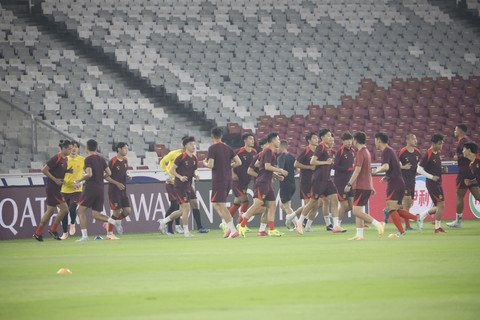 Sejumlah pemain Timnas China menggelar latihan jelang hadapi timnas Indonesia dalam laga lanjutan ronde 3 kualifikasi Piala Dunia 2026 di Stadion Utama GBK, Rabu (4/6/2025). Foto: Aditia Noviansyah/kumparan