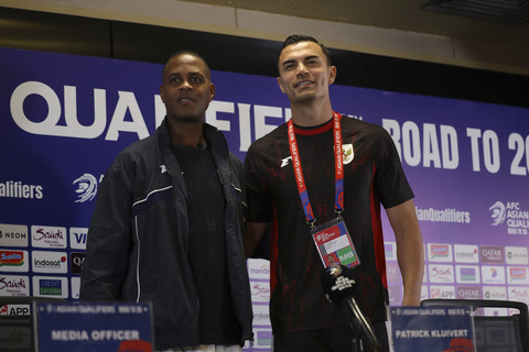 Pelatih timnas Indonesia Patrick Kluivert dan pemain timnas Indonesia Emil Audero mengelar konferensi press jelang hadapi timnas China pada laga lanjutan ronde 3 kualifikasi Piala Dunia 2026 di Stadion Utama GBK, Rabu (4/6/2025). Foto: Aditia Noviansyah/kumparan