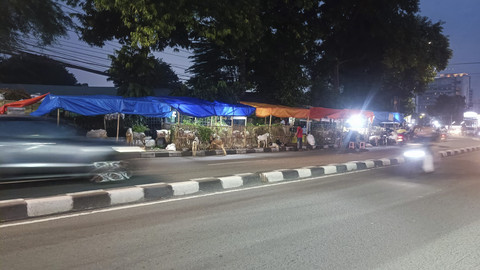 Potret lapak hewan kurban yang berdiri di atas trotoar jelang Idul Adha di Jalan KS Tubun, Petamburan, Tanah Abang, Jakarta Pusat, Rabu (4/6/2025). Foto: Thomas Bosco/kumparan