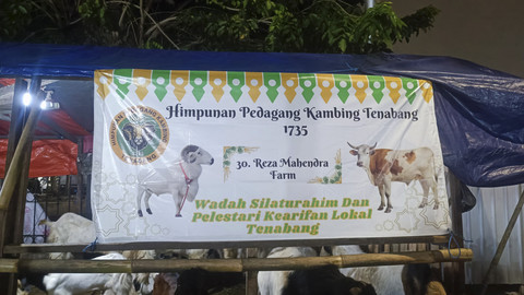 Potret lapak hewan kurban yang berdiri di atas trotoar jelang Idul Adha di Jalan KS Tubun, Petamburan, Tanah Abang, Jakarta Pusat, Rabu (4/6/2025). Foto: Thomas Bosco/kumparan