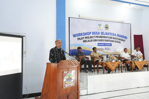 Wamensos Agus Jabo Priyono menjadi narasumber Workshop Desa Sejahtera Mandiri di Gedung Serba Guna Tat Twam Asi Panti Pelayanan Sosial Anak Kumuda Putra Putri Magelang, Rabu (4/6/2025). Foto: Kemensos RI