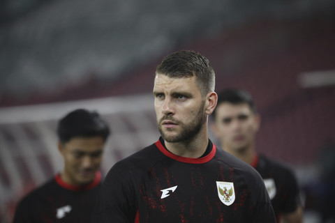 Kiper Timnas Indonesia Maarten Paes mengikuti sesi latihan resmi di Stadion Utama Gelora Bung Karno, Jakarta, Rabu (4/6/2025). Foto: Aditia Noviansyah/kumparan