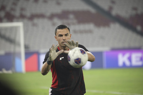 Kiper Timnas Indonesia Emil Audero mengikuti sesi latihan resmi di Stadion Utama Gelora Bung Karno, Jakarta, Rabu (4/6/2025). Foto: Aditia Noviansyah/kumparan