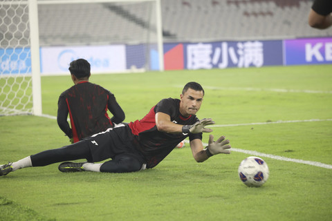 Kiper Timnas Indonesia Emil Audero mengikuti sesi latihan resmi di Stadion Utama Gelora Bung Karno, Jakarta, Rabu (4/6/2025). Foto: Aditia Noviansyah/kumparan