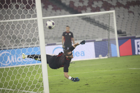 Kiper Timnas Indonesia Maarten Paes mengikuti sesi latihan resmi di Stadion Utama Gelora Bung Karno, Jakarta, Rabu (4/6/2025). Foto: Aditia Noviansyah/kumparan