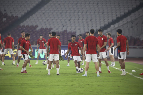 Sejumlah pemain Timnas Indonesia mengikuti sesi latihan resmi di Stadion Utama Gelora Bung Karno, Jakarta, Rabu (4/6/2025). Foto: Aditia Noviansyah/kumparan