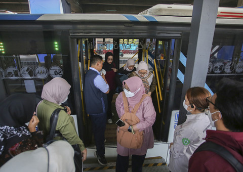 Penumpang bus TransJakarta turun dan naik bus jurusan Lebak Bulus - Sawangan usai peluncuran di Halte TransJakarta Lebak Bulus, Jakarta, Rabu (4/6/2025).  Foto: Muhammad Iqbal/ANTARA FOTO