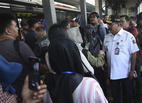 Wakil Gubernur DKI Jakarta Rano Karno (kanan) berbincang dengan calon penumpang saat peluncuran rute baru bus TransJakarta jurusan Lebak Bulus, Jakarta - Sawangan, Depok di Halte TransJakarta Lebak Bulus, Jakarta, Rabu (4/6/2025). Foto: Muhammad Iqbal/ANTARA FOTO