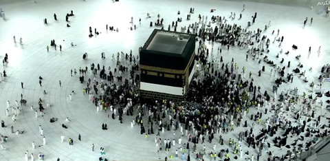 Suasana di sekitar Ka'bah di Masjidil Haram jelang wukuf, Kamis (5/6/2025). Foto: Youtube @qurantvsa